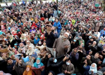 SRINAGAR, MAR 12 (UNI) Devotees having glimpse of holy relic of Prophet Muhammad (SAW) at Hazratbal Shrine on the occasion of Mehraj-un-Nabi  celebrated with religious fervor and gaiety in the Kashmir valley on Friday. UNI SRN PHOTO 5.