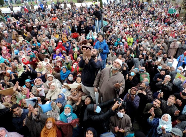 SRINAGAR, MAR 12 (UNI) Devotees having glimpse of holy relic of Prophet Muhammad (SAW) at Hazratbal Shrine on the occasion of Mehraj-un-Nabi celebrated with religious fervor and gaiety in the Kashmir valley on Friday. UNI SRN PHOTO 5.