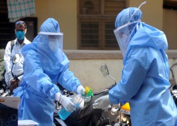 Maharashtra, Apr 17 (ANI): Doctors wearing PPE suit use sanitizer as they take the swab sample at a COVID-19 testing drive at Mahim during a government-imposed nationwide lockdown as a preventive measure against the spread of the coronavirus, in Mumbai on Friday. (ANI Photo)