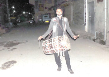 Srinagar, Apr 14 (UNI) Mohammad Shakoor, a 22-year-old ‘Sahar Khan’’ beating drum (Dhol) to awake people for pre dawn meals (Sehri) on the first day of the holy month of Ramadan in downtown Srinagar on Wednesday.. UNI PHOTO SRN 9.
