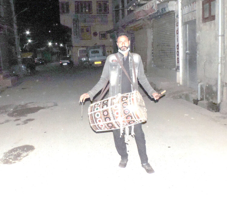 Srinagar, Apr 14 (UNI) Mohammad Shakoor, a 22-year-old ‘Sahar Khan’’ beating drum (Dhol) to awake people for pre dawn meals (Sehri) on the first day of the holy month of Ramadan in downtown Srinagar on Wednesday.. UNI PHOTO SRN 9.