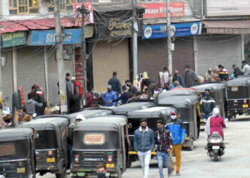 SRINAGAR, APR 21  (UNI) Shops closed at Hari Singh High Street in Srinagar on Wednesday following the Guidelines issued by authorities markets open on rotational basis in view of rising COVID-19 cases.UNI SRN PHOTO 4.