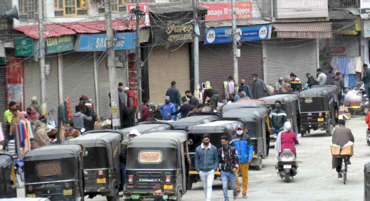SRINAGAR, APR 21  (UNI) Shops closed at Hari Singh High Street in Srinagar on Wednesday following the Guidelines issued by authorities markets open on rotational basis in view of rising COVID-19 cases.UNI SRN PHOTO 4.