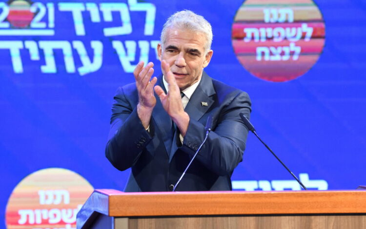 Yair Lapid, head of Yesh Atid Party carries a speach after the release of first voting results in the Israeli general elections, at the party headquarters in Tel Aviv, on March 24, 2021. Photo by Gili Yaari /Flash90 *** Local Caption *** בחירות כלליות
בחירות לכנסת
תוצאות בחירות
מפלגת יש עתיד
יאיר לפיד
תוצאות בחירות
אירוע בחירות