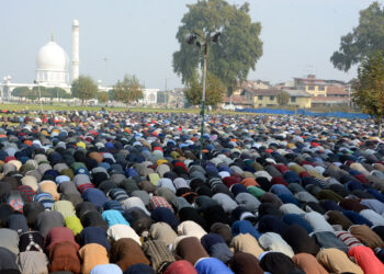 SRINAGAR, OCT 22 (UNI) Devotees offering  congregational prayers at Hazratbal shrine on the occasion of following Friday of Eid-e-Milad-un-Nabi (SAW). UNI PHOTO SRN6