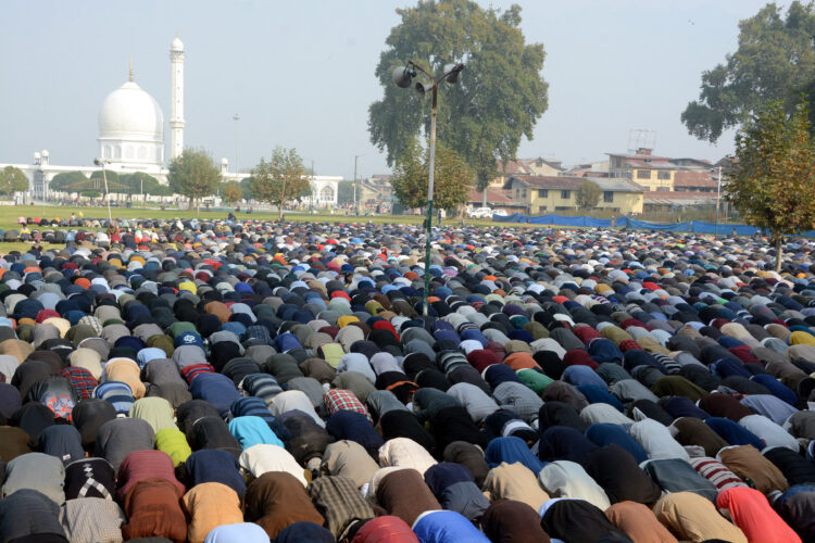 SRINAGAR, OCT 22 (UNI) Devotees offering  congregational prayers at Hazratbal shrine on the occasion of following Friday of Eid-e-Milad-un-Nabi (SAW). UNI PHOTO SRN6
