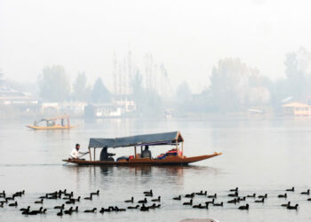 Srinagar, November 13  (UNI) A boatman rows his boat despite a dense fog in Srinagar on Saturday as the summer capital recorded seasons coldest night with 0.1 minimum temperature. UNI PHOTO SRN5