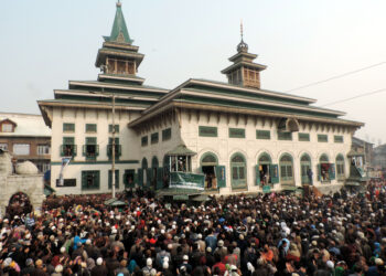 SRINAGAR, NOV 17 (UNI) Devotees pray as they have a glimpse of holy relic of the Sufi Saint Sheikh Abdul Qadir Jeelani (RA) at Dastgeer Sahab shrine in Khanyar Srinagar on Wednesday.UNI PHOTO SRN2.