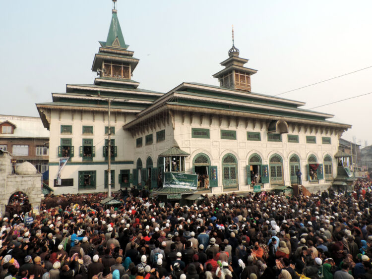 SRINAGAR, NOV 17 (UNI) Devotees pray as they have a glimpse of holy relic of the Sufi Saint Sheikh Abdul Qadir Jeelani (RA) at Dastgeer Sahab shrine in Khanyar Srinagar on Wednesday.UNI PHOTO SRN2.