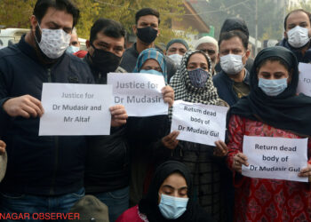 SRINAGAR, NOV 17 (UNI) Families of two men killed in Hyderpora encounter stages a protest in Srinagar and demanded return of the bodies, on Wednesday..UNI PHOTO SRN9.