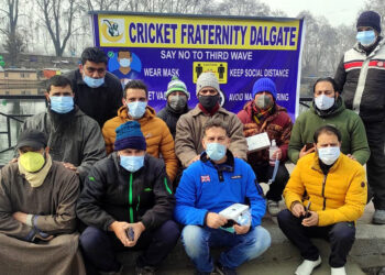 SRINAGAR, JAN 16 (UNI):- Members of Cricket Fraternity Dalgate distributing free face masks and sanitizers to the people, amid a surge in COVID-19 cases, in Srinagar on Sunday. UNI PHOTO-28U