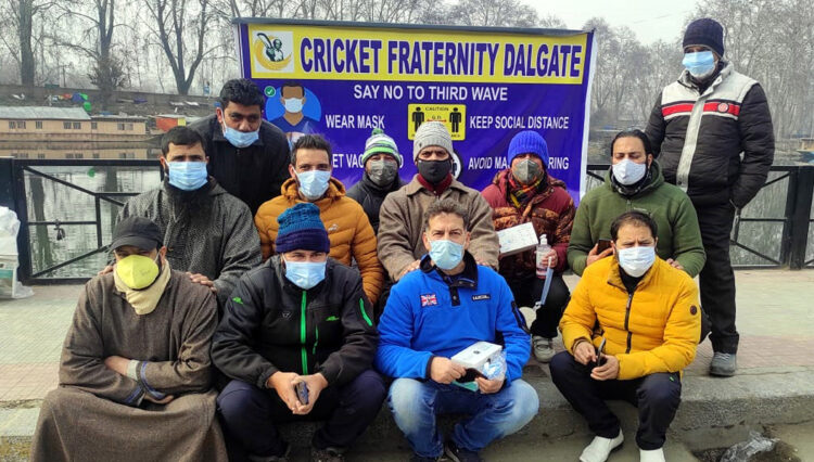 SRINAGAR, JAN 16 (UNI):- Members of Cricket Fraternity Dalgate distributing free face masks and sanitizers to the people, amid a surge in COVID-19 cases, in Srinagar on Sunday. UNI PHOTO-28U
