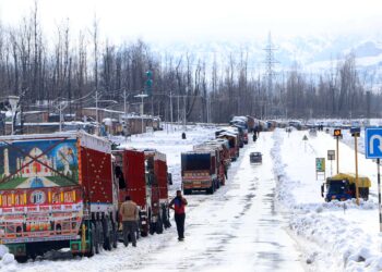 RAMBAN, FEB 26 (UNI):- Jammu Srinagar National Highway closed for traffic due to heavy snowfall in Pir Panjal area of Ramban sector on Saturday. UNI PHOTO-19U
