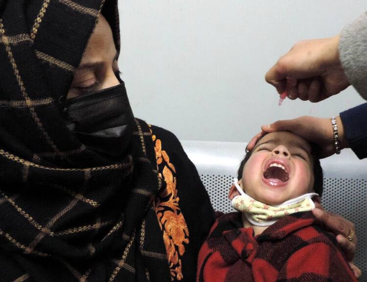 SRINAGAR, FEB 27 (UNI):- A health worker administering polio vaccine to a child at SMHS Hospital in Srinagar on Sunday during pulse polio immunization programme. UNI PHOTO-38U