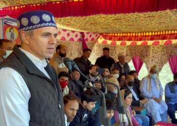 SRINAGAR, MARCH 18 (UNI) Former Jammu and Kashmir Chief Minister and National Conference Vice president Omar Abdullah addressing a public rally at Damhal Hanjipora in south Kashmir's Kulgam district on Friday.
UNI PHOTO SRN9