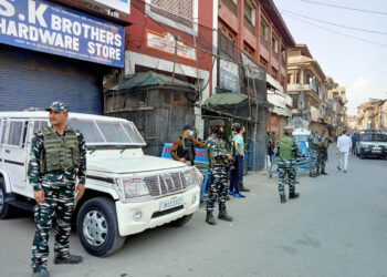 SRINAGAR, APR 4 (UNI):-Security forces at Maisuma area in the heart of Srinagar city where unidentified militants attacked a CRPF patrol in which a jawan was killed another wounded on Monday. UNI PHOTO-111U