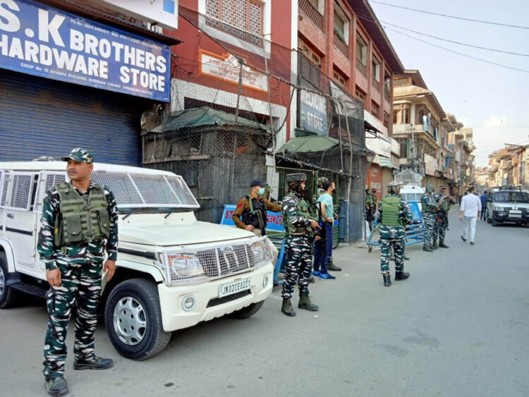 SRINAGAR, APR 4 (UNI):-Security forces at Maisuma area in the heart of Srinagar city where unidentified militants attacked a CRPF patrol in which a jawan was killed another wounded on Monday. UNI PHOTO-111U