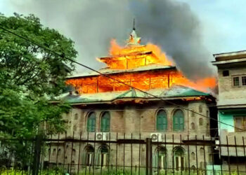SRINAGAR, APR 19 (UNI):- Mosque and few other structures were gutted in a devastating fire incident in downtown Gojwaa area of Srinagar on Tuesday. UNI PHOTO-99U