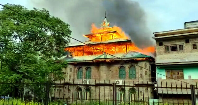 SRINAGAR, APR 19 (UNI):- Mosque and few other structures were gutted in a devastating fire incident in downtown Gojwaa area of Srinagar on Tuesday. UNI PHOTO-99U