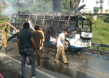 KATRA, MAY 13 (UNI):- Fire personnel trying to extinguish a fire which broke out in a passenger Bus at Nomain, in Katra on Friday. UNI PHOTO-97U