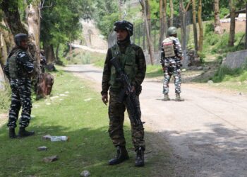 ANANTNAG, MAY 6 (UNI):- Security personnel take position at the encounter site at Srichan Pahalgam in Anantnag district on Friday.UNI PHOTO-69U
