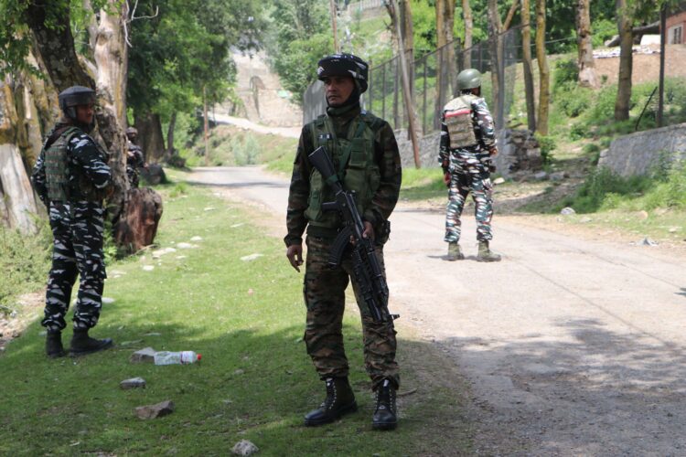 ANANTNAG, MAY 6 (UNI):- Security personnel take position at the encounter site at Srichan Pahalgam in Anantnag district on Friday.UNI PHOTO-69U