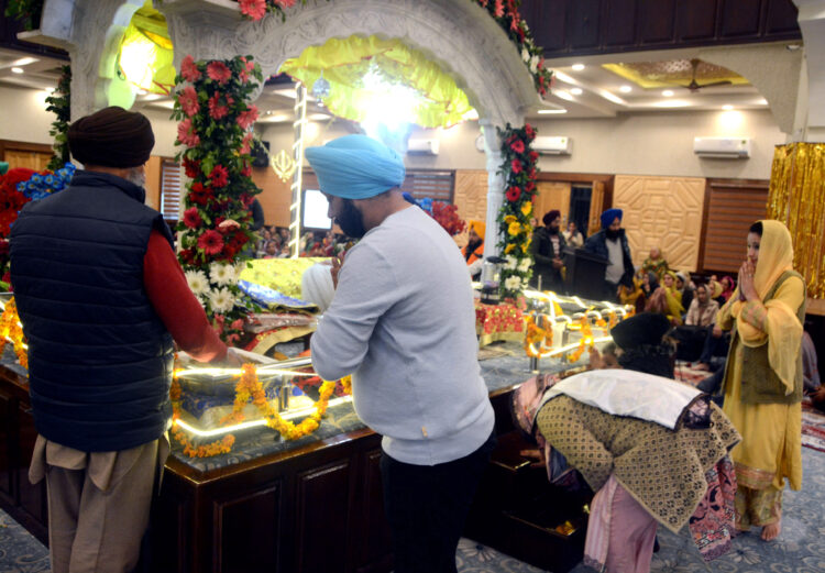 SRINAGAR, NOV 8 (UNI):- Devotees offering prayers at Gurdwara Chatti Patshahi in downtown Srinagar on the occasion of 553rd Parkash Purab, the birth anniversary of Guru Nanak Dev Ji, on Tuesday. UNI PHOTO-65U