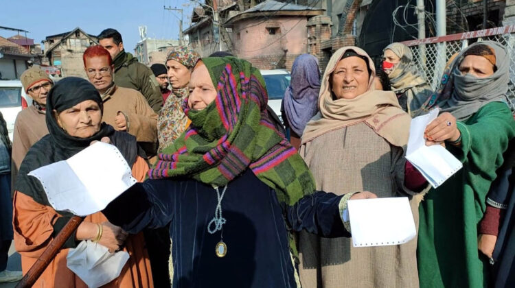 SRINAGAR, DEC 12 -  Residents of Tankipora protest against the PDD department at outside DC Office Srinagar and blocked the link road on Monday.