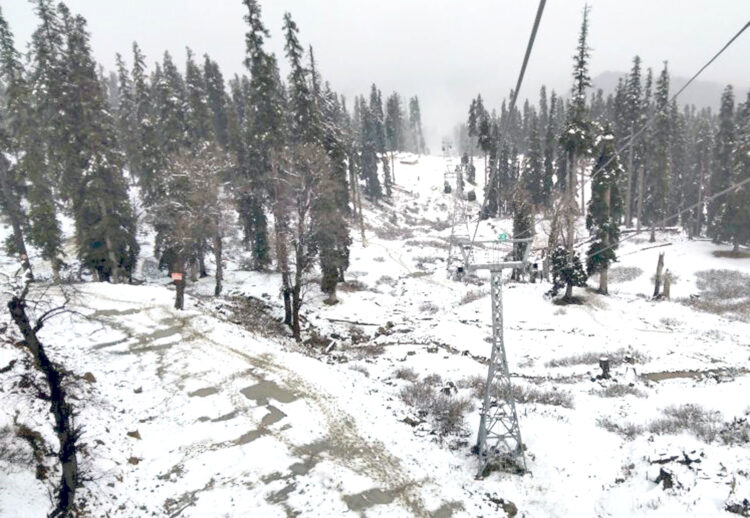 SRINAGAR, DEC 9 (UNI):- A view of fresh snowfall at Gulmarg in Srinagar on Friday.  UNI PHOTO-10U