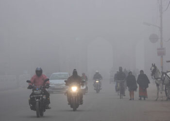 LUCKNOW, DEC 28 (UNI):- People on the way in  foggy and cold weaher in Lucknow on Sunday  met office recorded a minimum temperature of six degrees Celsius.  UNI PHOTO-61u