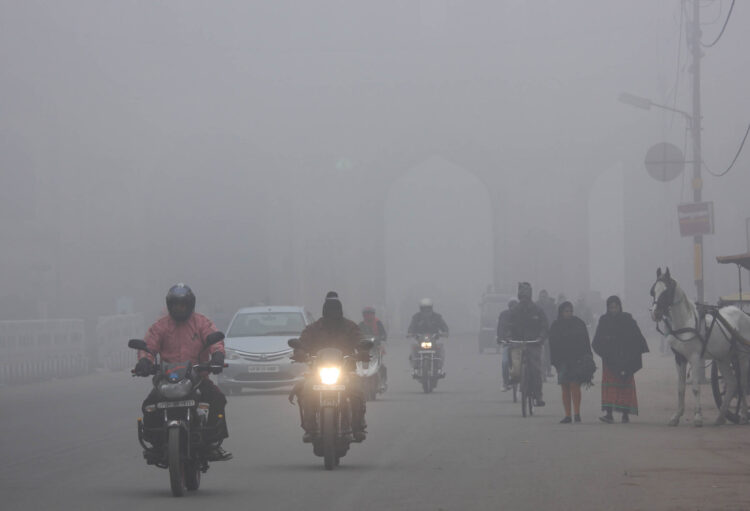 LUCKNOW, DEC 28 (UNI):- People on the way in  foggy and cold weaher in Lucknow on Sunday  met office recorded a minimum temperature of six degrees Celsius.  UNI PHOTO-61u