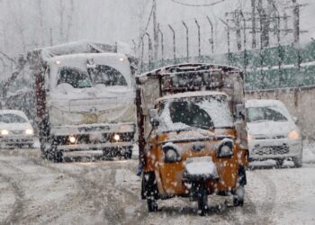 SNOW, RAIN IN KASHMIR