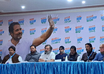 JAMMU, JAN 24 (UNI):- Congress leader Rahul Gandhi flanked by senior leaders addressing a press conference during Bharat Jodo Yatra in Jammu on Tuesday. UNI PHOTO-74U