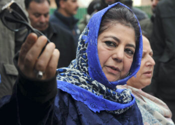 SRINAGAR, FEB 15 (UNI):- PDP president Mehbooba Mufti addressing a press conference in Srinagar on Wednesday. UNI PHOTO-84U