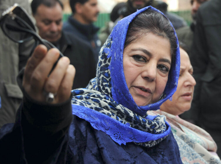 SRINAGAR, FEB 15 (UNI):- PDP president Mehbooba Mufti addressing a press conference in Srinagar on Wednesday. UNI PHOTO-84U