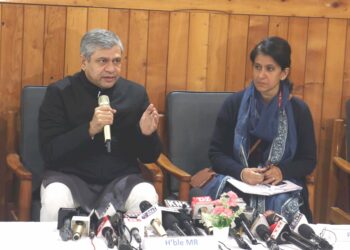 SRINAGAR, MAR 25 (UNI):- Union Railway Minister Ashwini Vaishnaw addressing a press conference in Srinagar on Saturday. UNI PHOTO-27U
