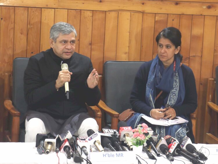 SRINAGAR, MAR 25 (UNI):- Union Railway Minister Ashwini Vaishnaw addressing a press conference in Srinagar on Saturday. UNI PHOTO-27U