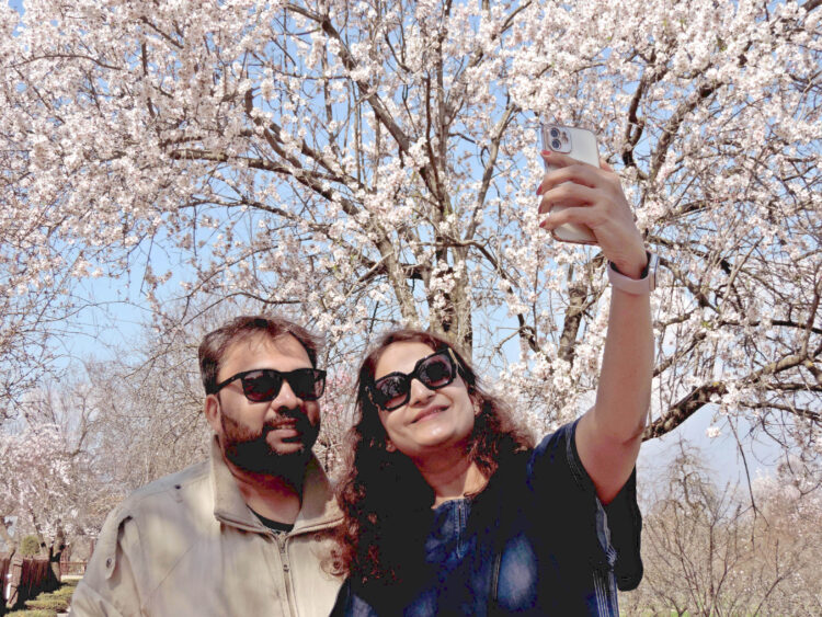 SRINAGAR, MARCH  7 (UNI) A tourist couple takes a selfie at the historic 'Badamwari' garden on the foothills of Koh-e-Maaran in Srinagar on Tuesday . UNI PHOTO-89U